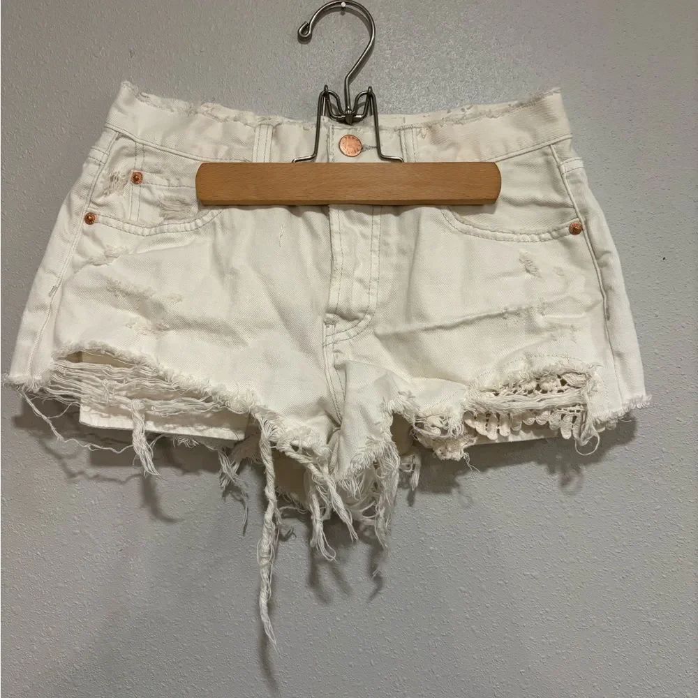 Free People We The Free Distressed Ivory Denim Cutoff Shorts Size 26